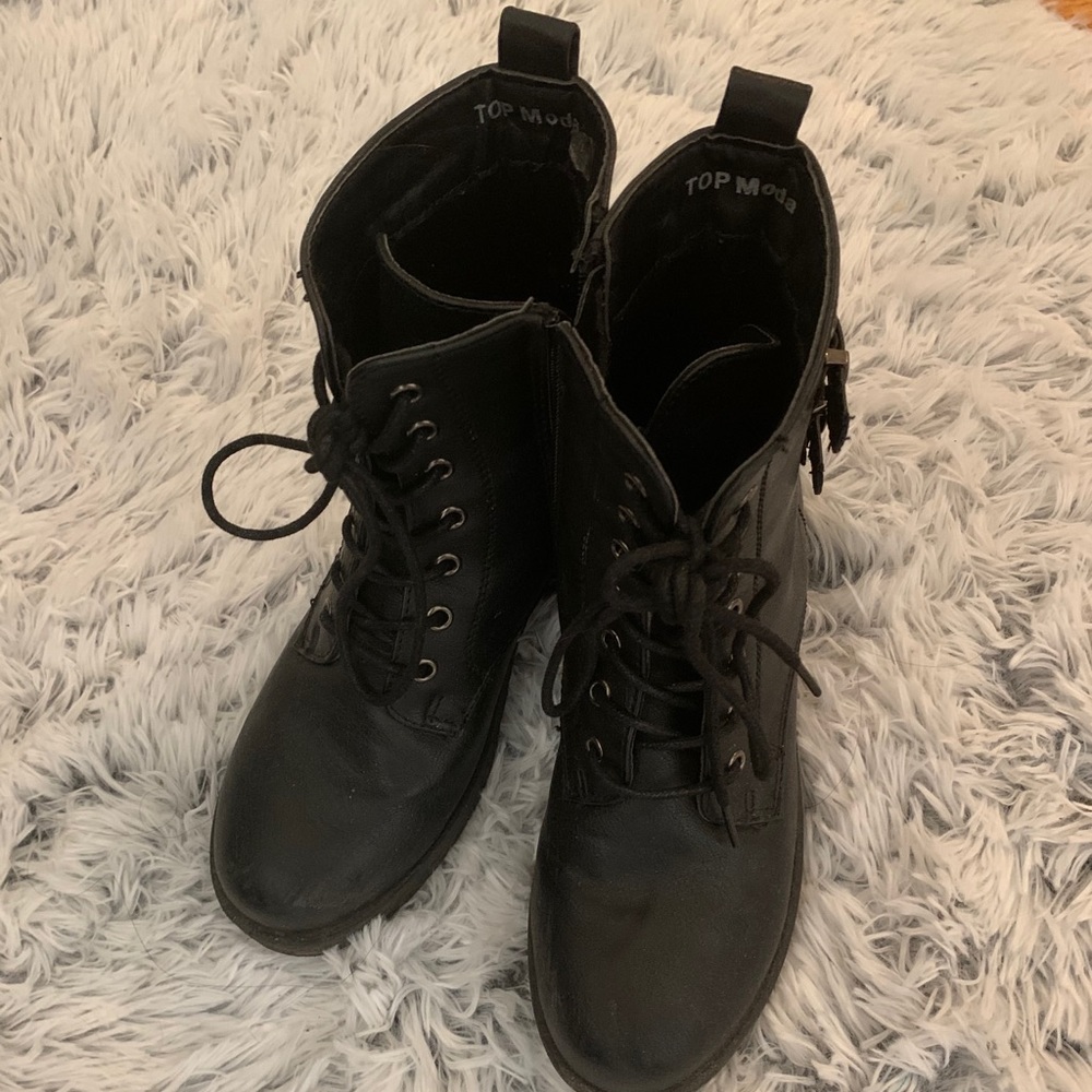 Combat boots